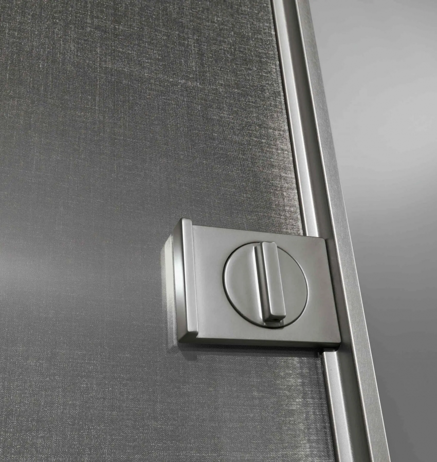 Структура и ручка - цвет 301 peltro, стекло с сеткой, цвет 61 rete inox. Ручка с замком и защелкой.