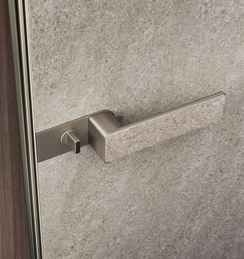 Структура, цвет 304 platino, дверное полотно - керамогранит G001 керамогранит crema. Ручка со вставкой в цвет дверного полотна