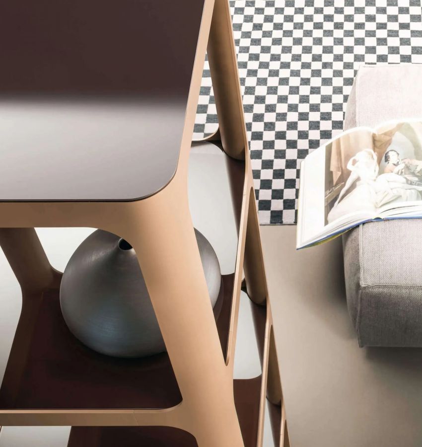  Каркас цвета меди и глянцевое лакированное стекло цвета «amaranto» (крупным планом)