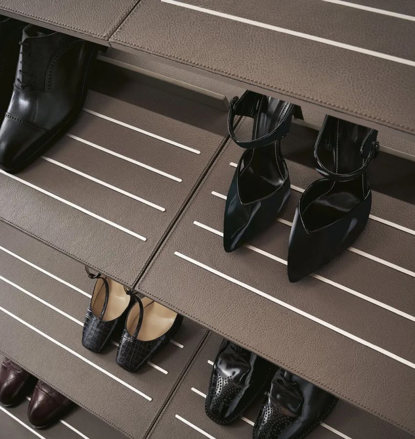 Структура, цвет 303 bronzo, задние стенки - синтетическая кожа, цвет 154 argilla, полки для обуви, отделка - синтетическая кожа, цвет 154 argilla