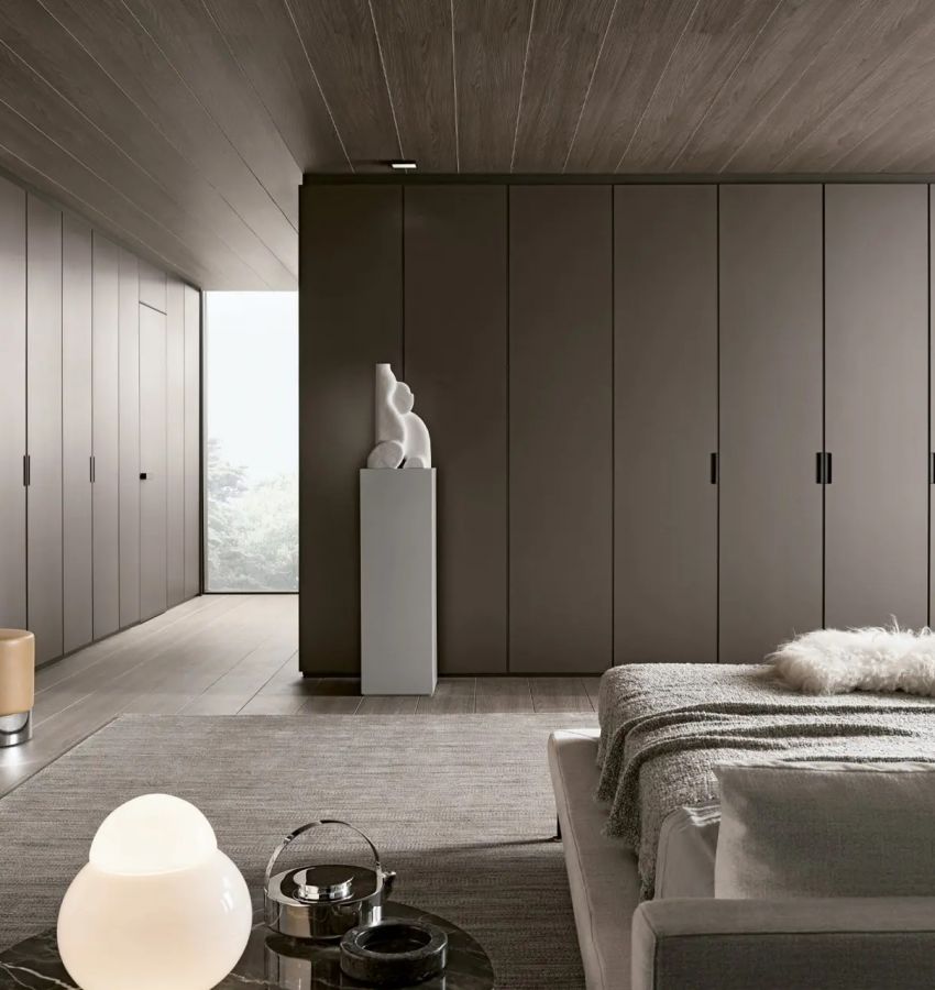 Структура, цвет 303 bronzo, столешница, задняя стенка и модуль - цвет 15 noce, полки - стекло, цвет 63 grigio trasparente, боковины и задняя стенка - ткань T003 brandy, внутреннее зеркало и раздвижная дверь - цвет 55 specchio