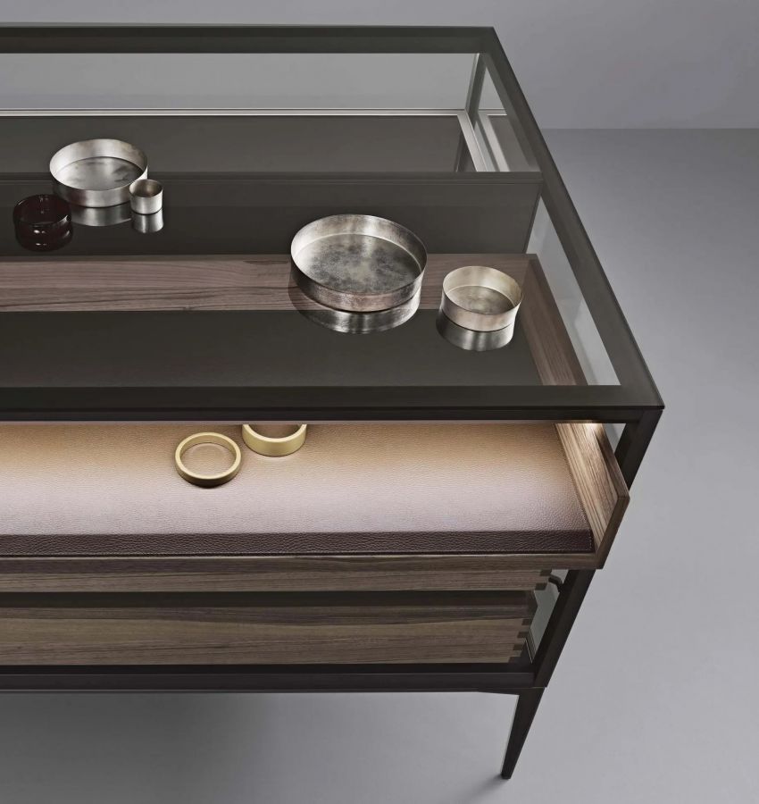 Структура и основание - цвет 303 bronzo, стекло, цвет 67 riflettente chiaro, отделка ящиков - 15 noce, внутренняя отделка ящиков - эко кожа, цвет 153 castoro, внутренняя задняя стенка - 68 specchio grigio, полки - стекло, цвет 63 grigio trasparente