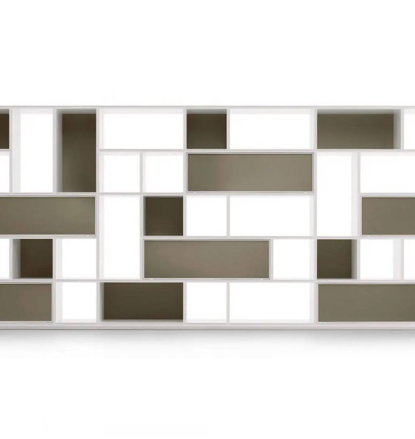  Алюминий цвета «bianco latte», модули с откидными дверцами и задние панели из матового лакированного стекла цвета «palladio»