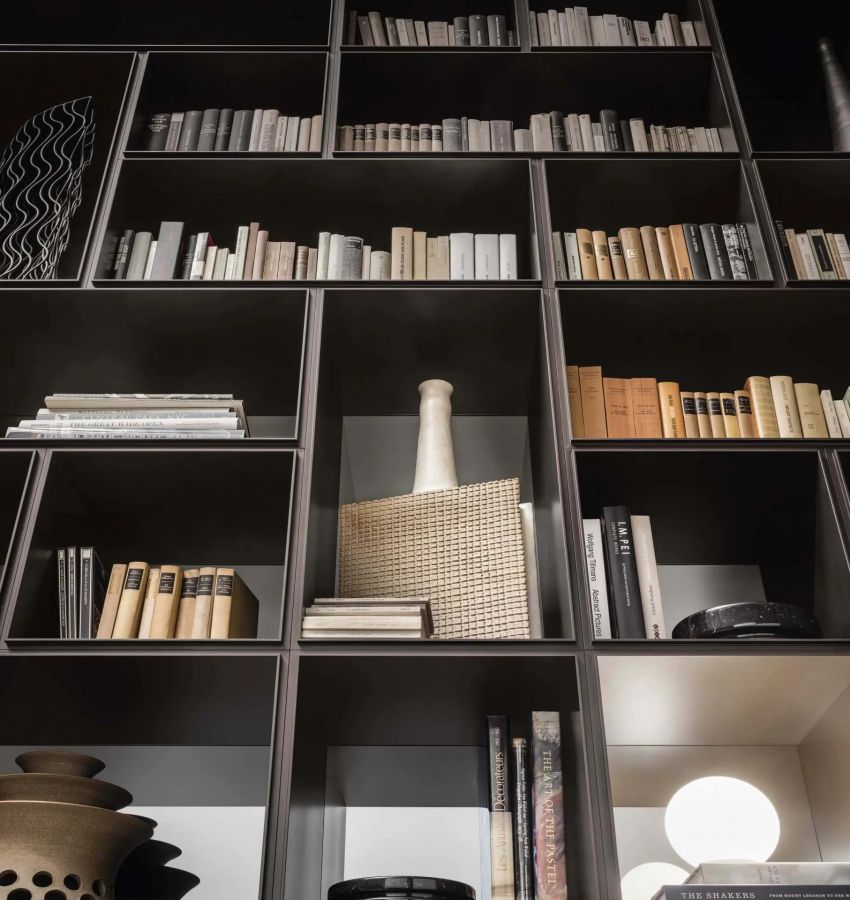 Книжный шкаф Opus из коричневого алюминия и задних панелей из отражающего лакированного стекла цвета «cacao»