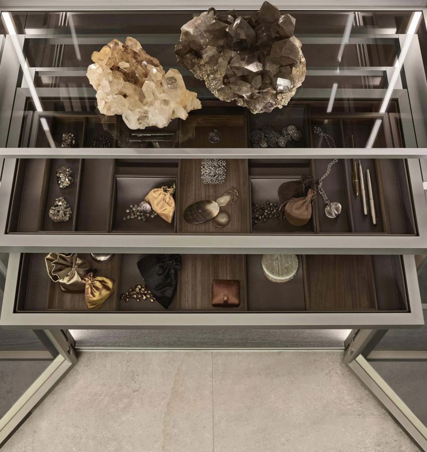 Полки из прозрачного серого стекла, аксессуарные элементы отделаны шпоном орехового дерева и эко-кожей «argilla» (крупным планом)