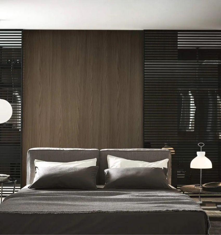 Структура и ручка - цвет 13 nero, стекло, цвет 63 grigio trasparente. Направляющие в цвет потолка