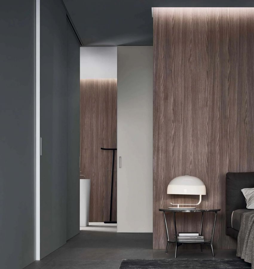 Структура, цвет 16 bianco latte, стекло, цвет 108 bianco latte opасо. Встроенная ручка со вставкой в цвет дверного полотна. Направляющие в цвет потолка