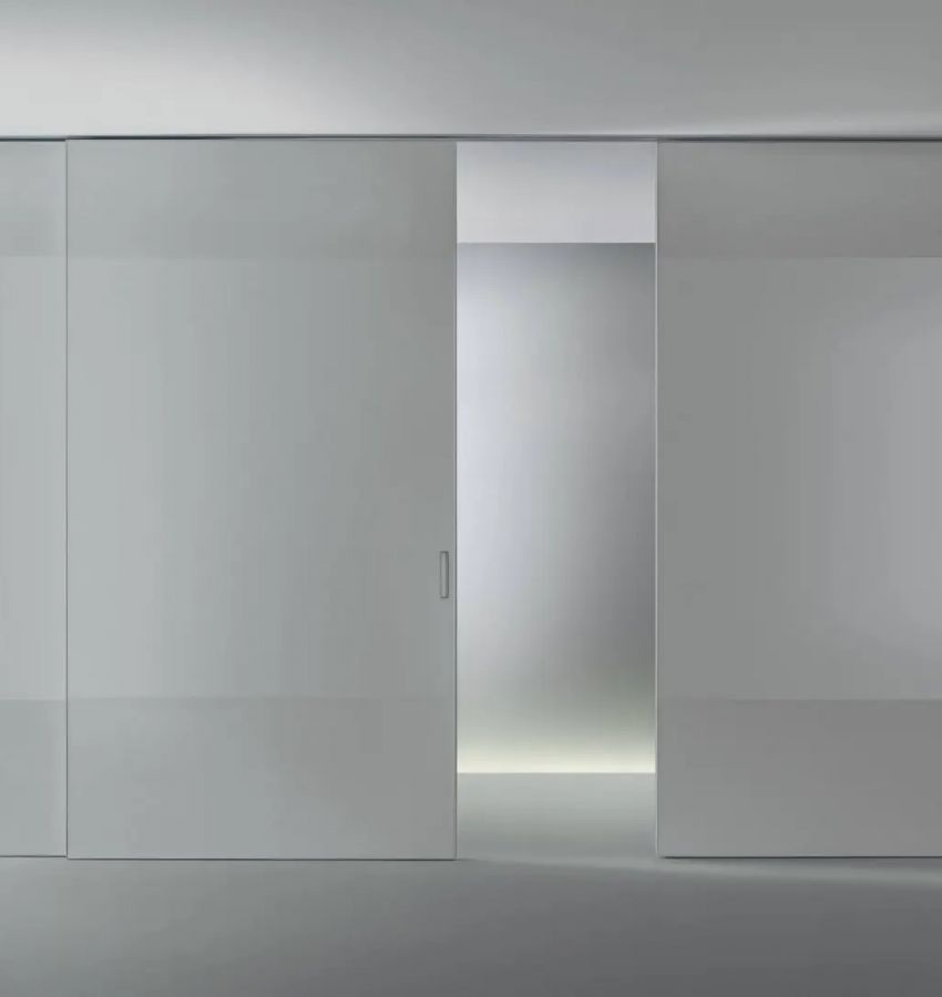 Структура, цвет 59 grigio chiaro, стекло, цвет 59 grigio chiaro lucido. Встроенная ручка со вставкой в цвет дверного полотна. Направляющие в цвет потолка