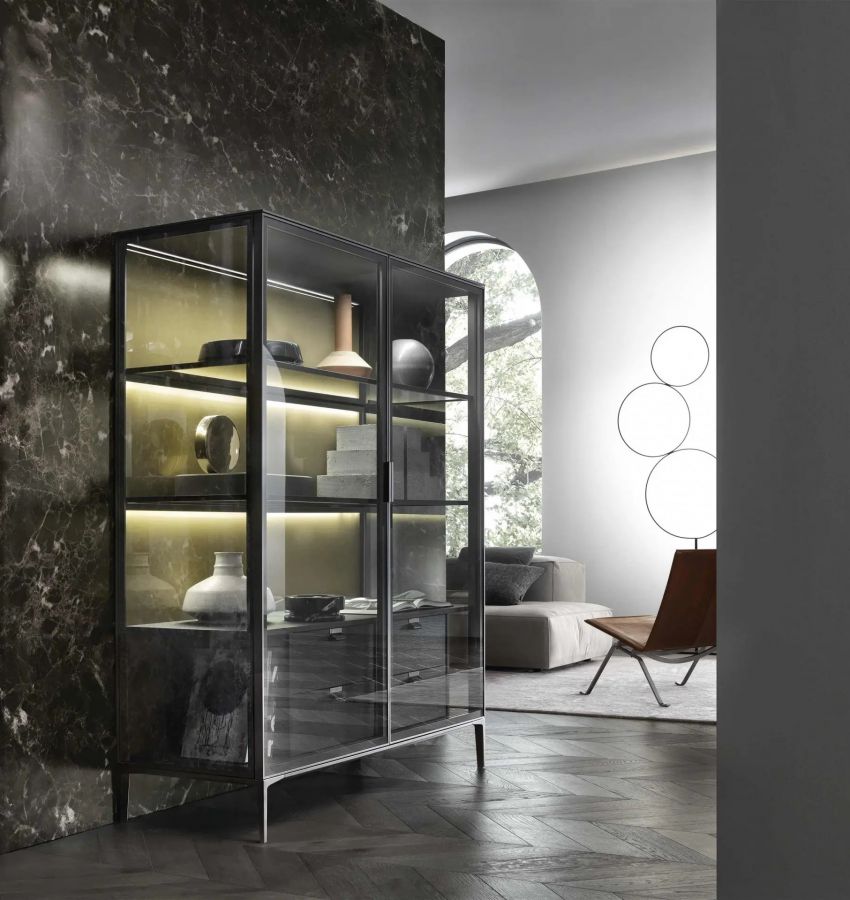 Эстетическая интерпретация системы Alambra, характеризуемая основанием и дверью без поперечин и выполненных из прозрачного серого стекла