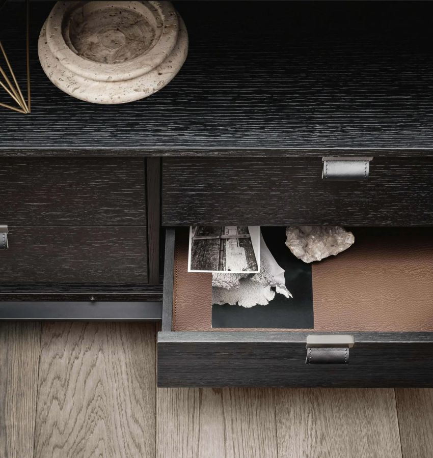 Выдвижные ящики из черного дуба, внутренняя отделка из регенерированной кожи «castoro»