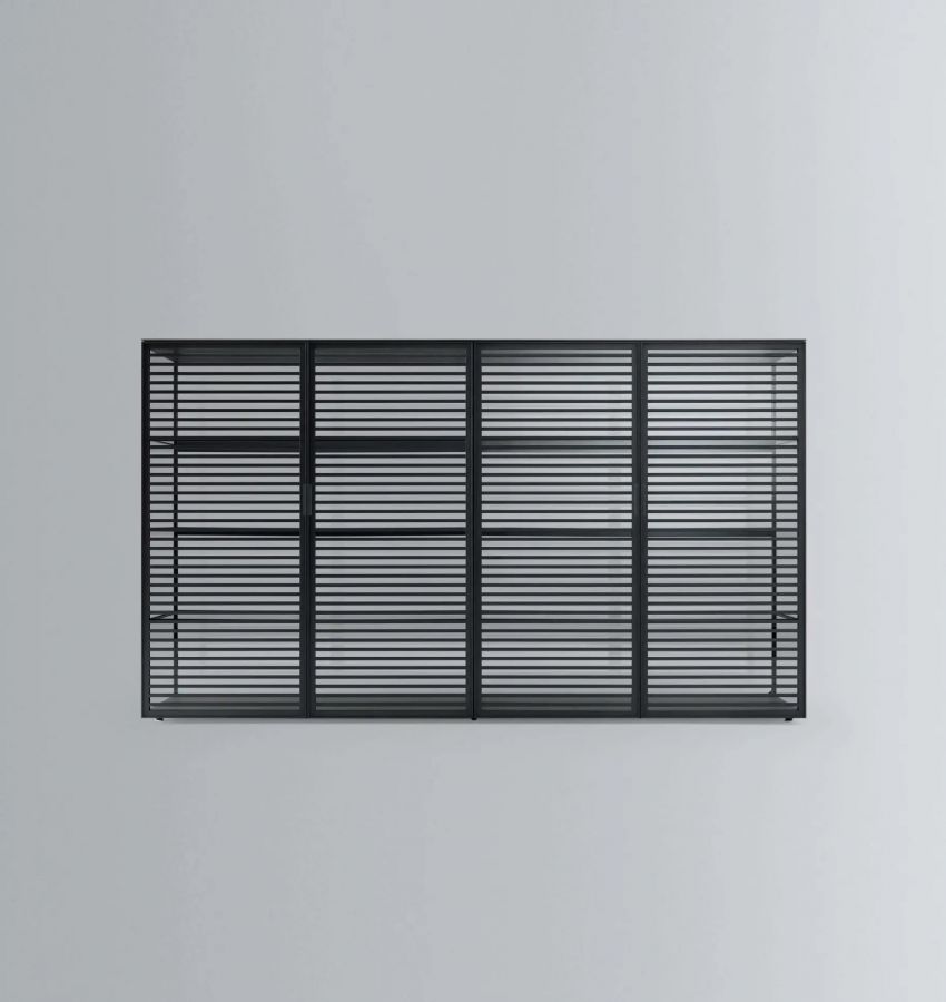 Черный алюминиевый каркас, двери и полки из прозрачного серого стекла, стороны и задняя часть из отражающего стекла, основание и верх из черного дуба