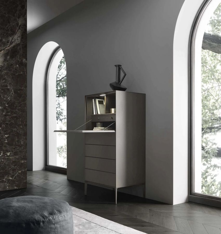 Структура, цвет 14 brown, стекло, цвет 99 caffè opaco, ящики с замком - цвет 19 rovere termotrattato, столешница письменного стола и внутренняя отделка ящиков - синтетическая кожа, цвет 153 castoro, задняя стенка - зеркало, цвет 68 specchio grigio. Внутре