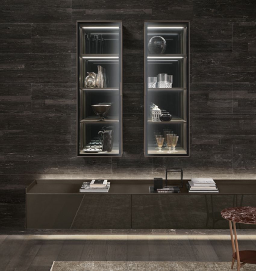 Подвешенный шкаф Alambra с каркасом цвета «bronzo», прозрачным отражающим стеклом, серыми прозрачными полками, задней панелью из серого зеркала, основанием и верхом из лакированного дерева цвета «bronzo»