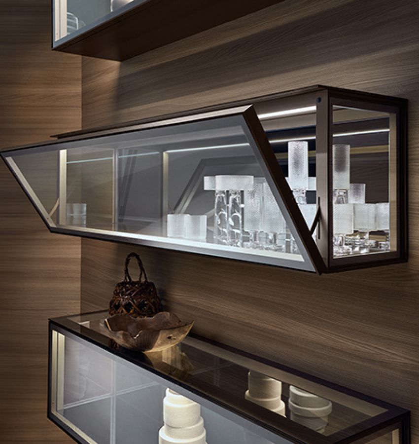 Подвешенный стеклянный шкаф Alambra с откидными дверцами, каркасом цвета «bronzo», дверцами, боковыми и верхними панелями из прозрачного отражающего стекла, внутренней части верха из глянцевого лакированного стекла цвета «bronzo»