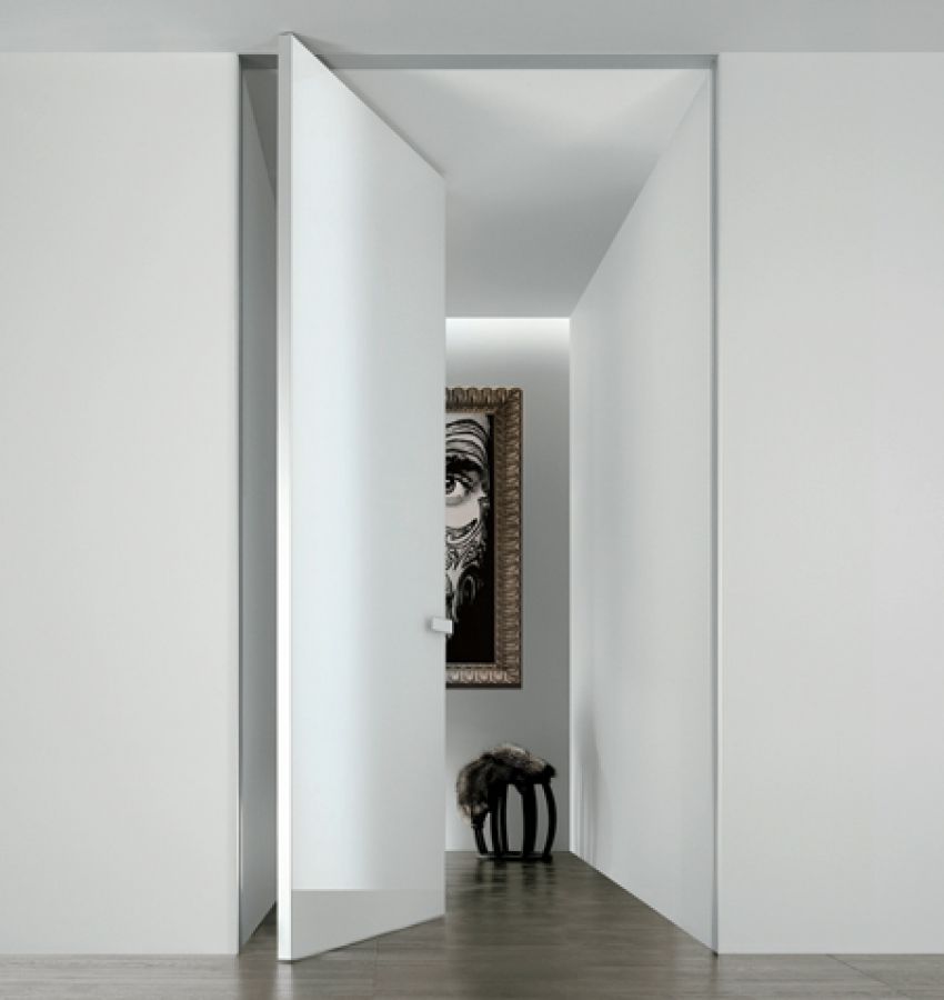 Структура, цвет 30 alluminio, стекло, цвет 50 bianco latte lucido. Ручка со вставкой в цвет дверного полотна. Магнитный запирающий профиль