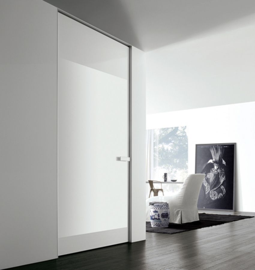 Структура, цвет 30 alluminio, стекло, цвет 50 bianco latte lucido. Ручка со вставкой в цвет дверного полотна. Магнитный запирающий профиль