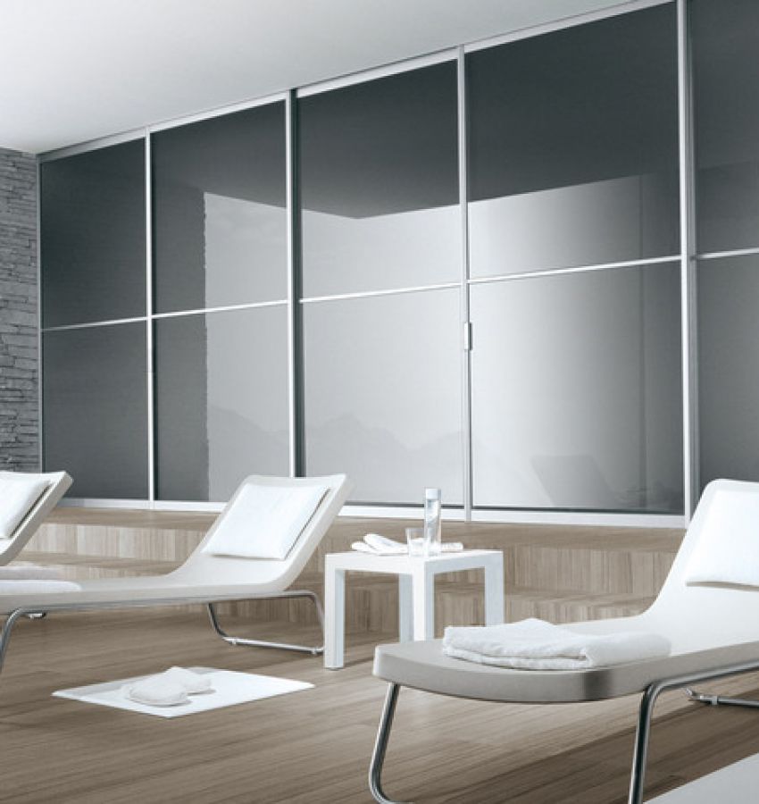 Каркас из анодированного алюминия и серое стекло