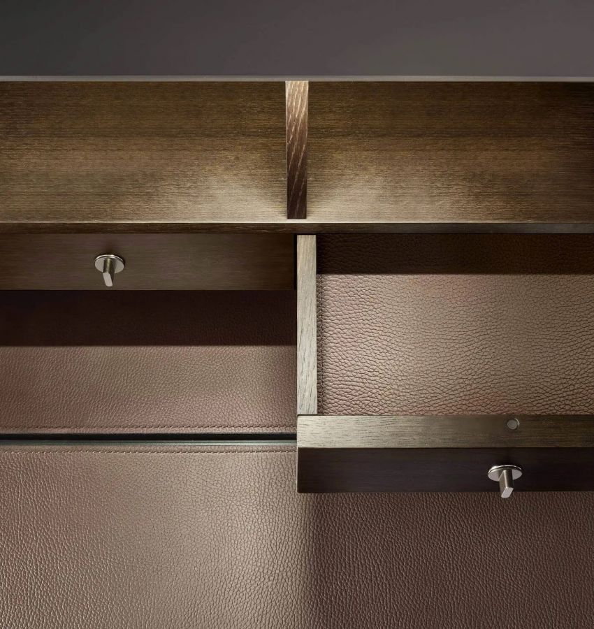 Верхняя секция с внутренней отделкой из термообработанного дуба, цвет rovere termotrattato, и задней стенкой из зеркала, цвет specchio grigio