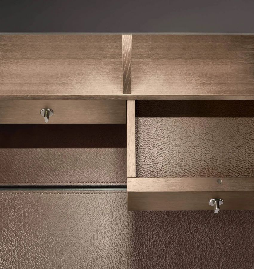 Верхняя секция с внутренней отделкой из ореха, цвет noce, и задней стенкой из зеркала, цвет specchio grigio noce. Отделка ящиков - синтетическая кожа.