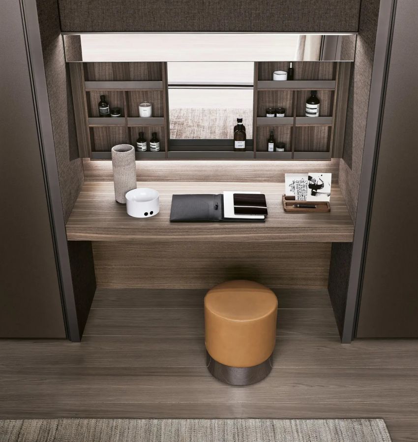 Структура, цвет 303 bronzo, столешница, задняя стенка и модуль - цвет 15 noce, полки - стекло, цвет 63 grigio trasparente, боковины и задняя стенка - ткань T003 brandy, внутреннее зеркало и раздвижная дверь - цвет 55 specchio