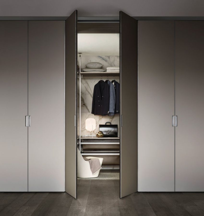 Композиция Cover Freestanding: алюминиевый каркас цвета «piombo», двери из матового лакированного стекла цвета «grigio ombra»