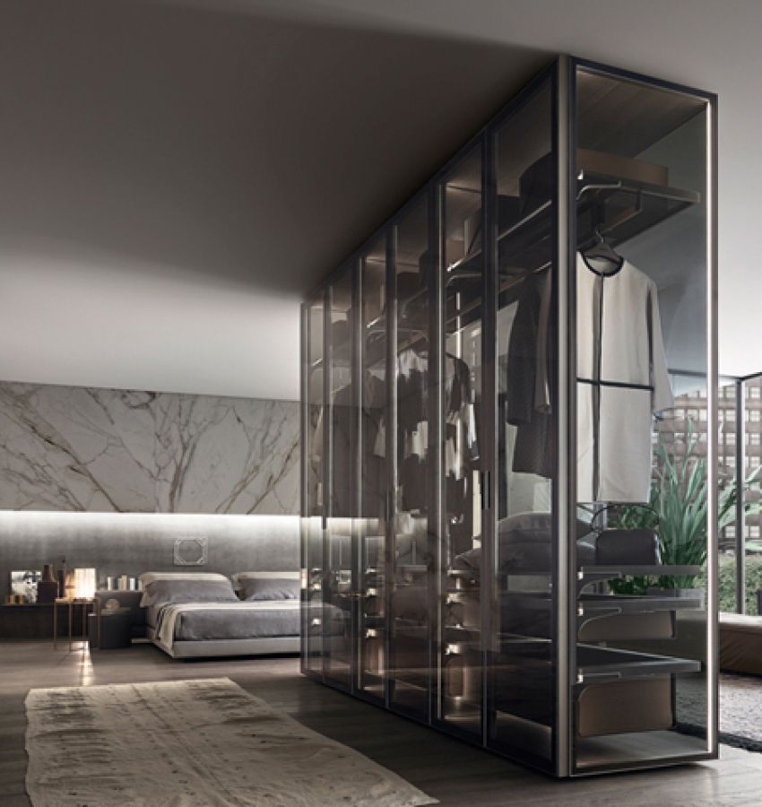 Композиция Cover Freestanding: алюминиевый каркас цвета «piombo», а также двери, боковые и задние панели из прозрачного серого стекла