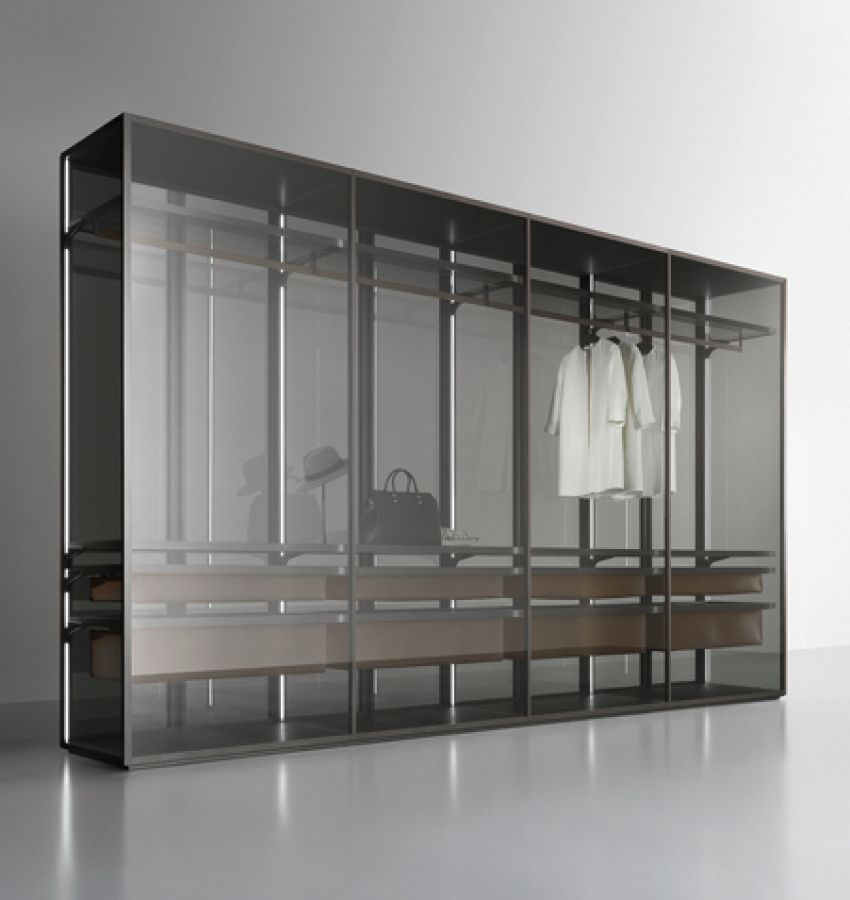 Двери, настраиваемые при помощи встроенных петель, крепятся к стойкам, что также позволяет крепить внутреннюю оснастку и с течением времени менять внутреннюю планировку системы.