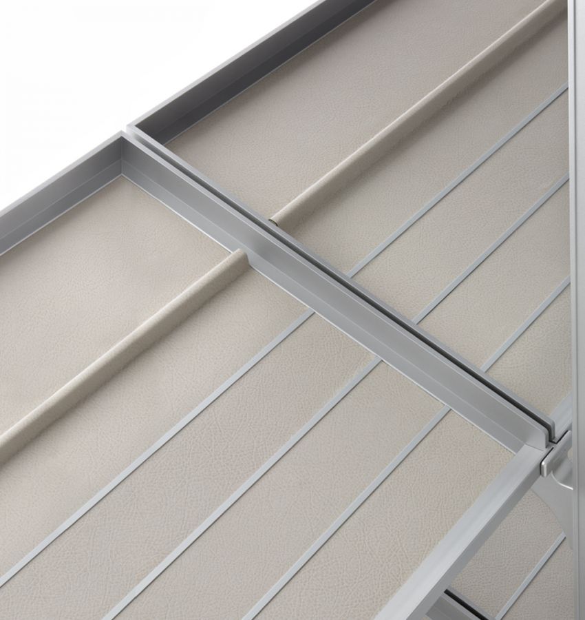 Ассортимент интерьерных аксессуаров пополняется новой наклонной подставкой для обуви, также обтянутой искусственной кожей, которая может быть изготовлена под заказ нужной ширины для размещения в любых пространствах.