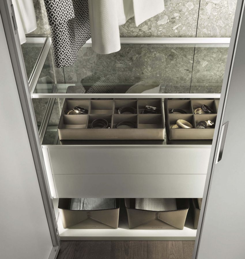 Элегантные и функциональные алюминиевые ящики с фасадами: прозрачными стеклянными, алюминиевыми, доступными во всех цветах Ecolorsystem, с обивкой из синтетической кожи и без фасада. 